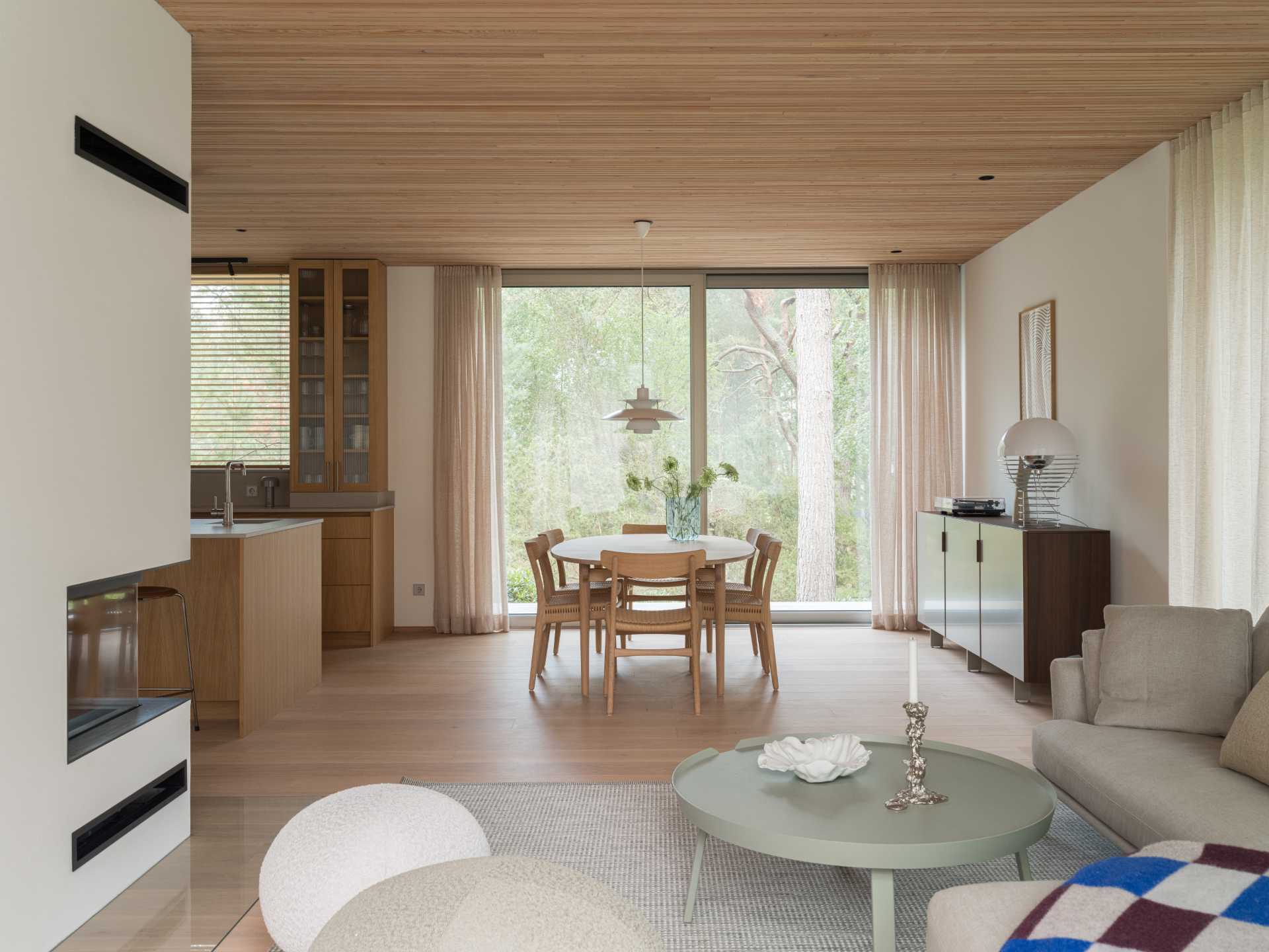 Inside, the rooms are grounded by oak floors, trimmings, doors, and bespoke carpentry.
